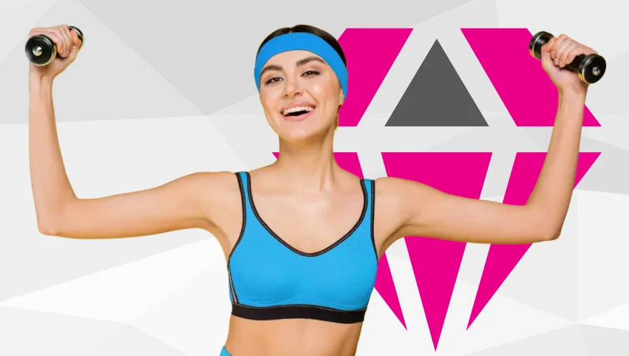 Kobieta z hantelkami trenująca w klubie fitness